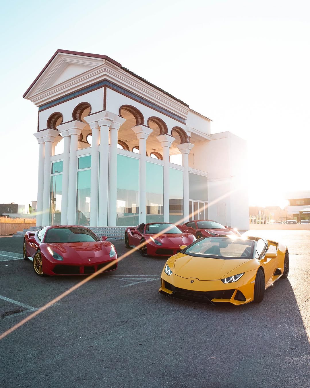 Ferraris y Lamborghini Huracán de la flota V23 al atardecer en Ibiza