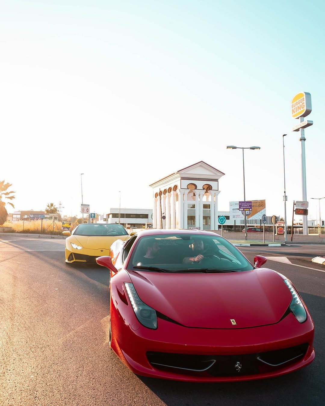 Ferrari 458 rojo y Lamborghini Huracán amarillo en la ciudad
